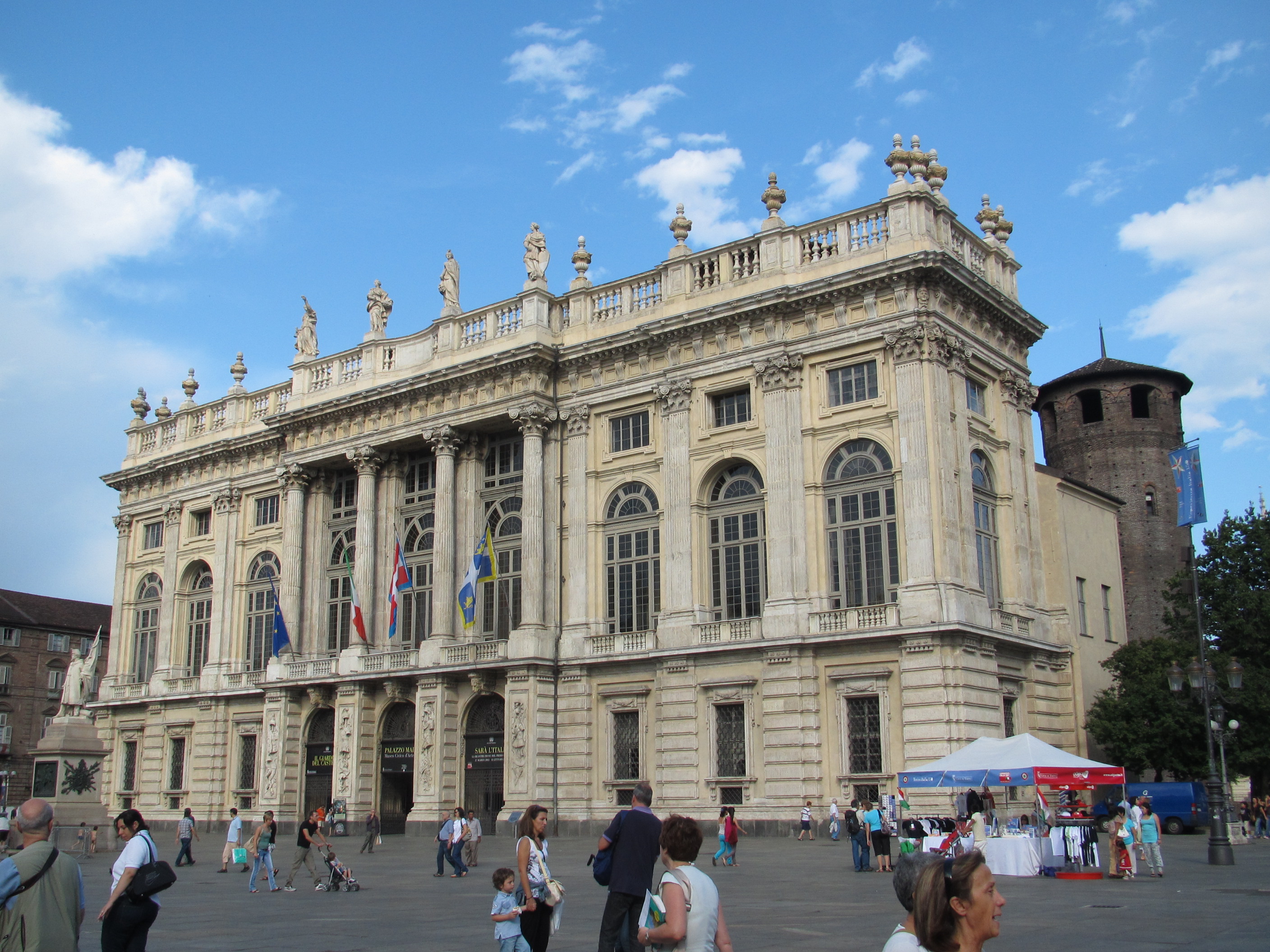 Palazzo Madama, Piazza Castello